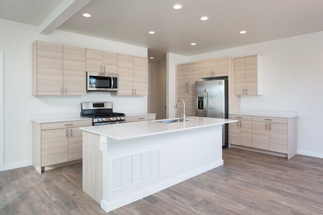 Building Photo - 5575 Westmorland Dr