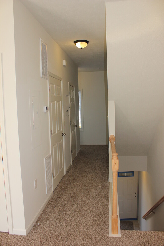 Building Photo - Two Master Suite Apartment Townhouse