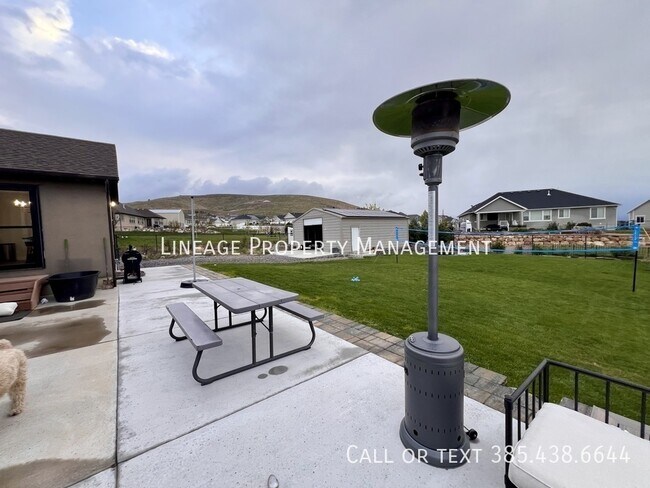 Building Photo - 9722 N Horizon Dr