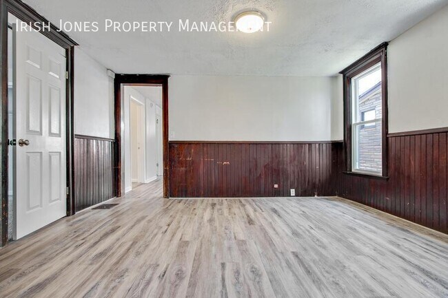 Building Photo - 935 Niagara St