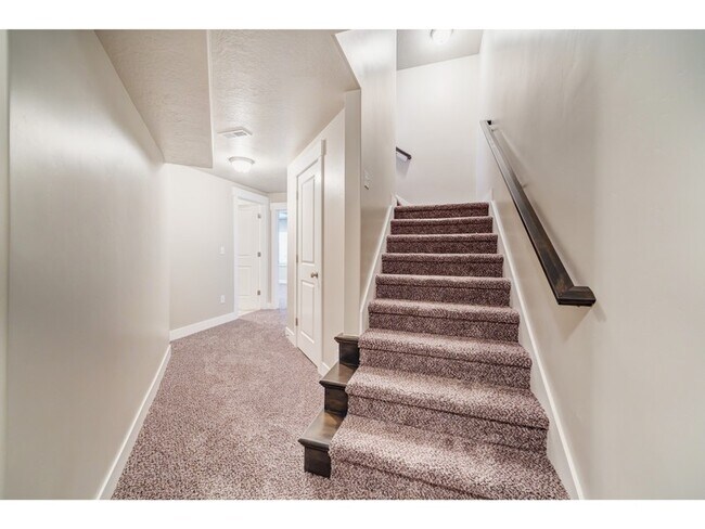 Building Photo - 1155 S 225 E