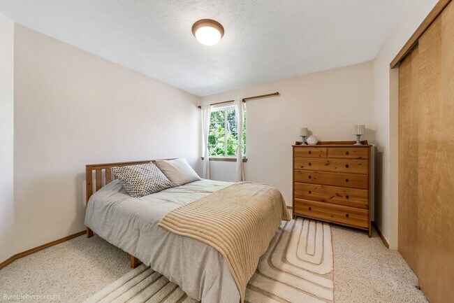 Building Photo - For Rent: Beautiful 3 Bed, 3 Bath Home in Desirable Eagle Ridge