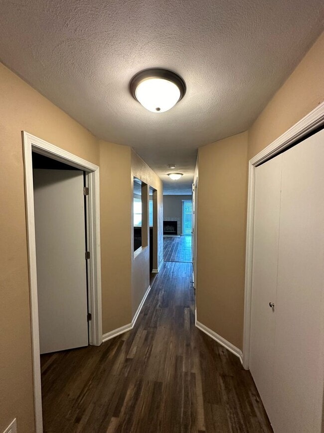 Building Photo - 2 Bedroom 1.5 Bath Spacious Townhome