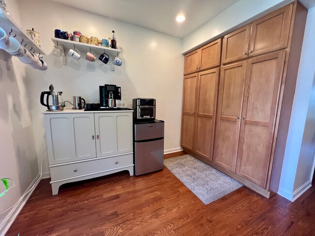 Building Photo - Stunning 3-Bedroom Townhome with 1-Car Gar...