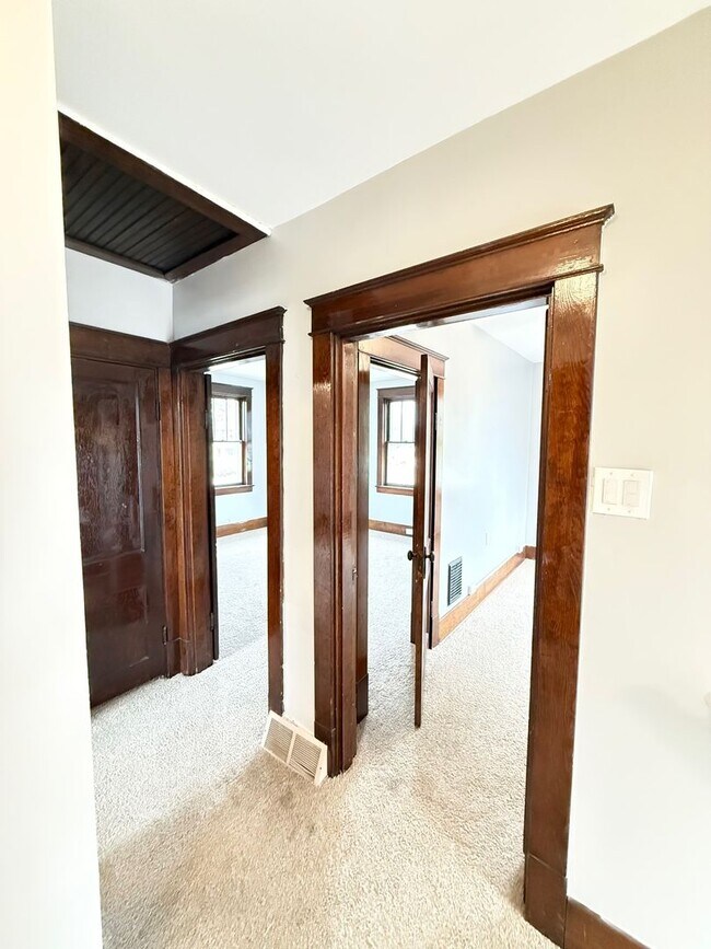 Building Photo - Updated 3 Bedroom 1 Bathroom in North Vers...