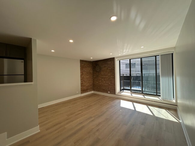 Building Photo - 1214 N La Salle Dr