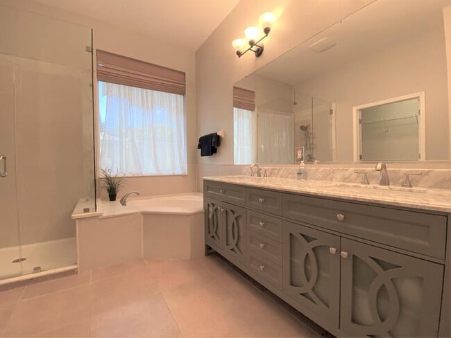 Building Photo - 10885 Piping Rock Cir