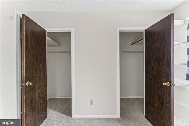 Building Photo - 510 Valley Dr