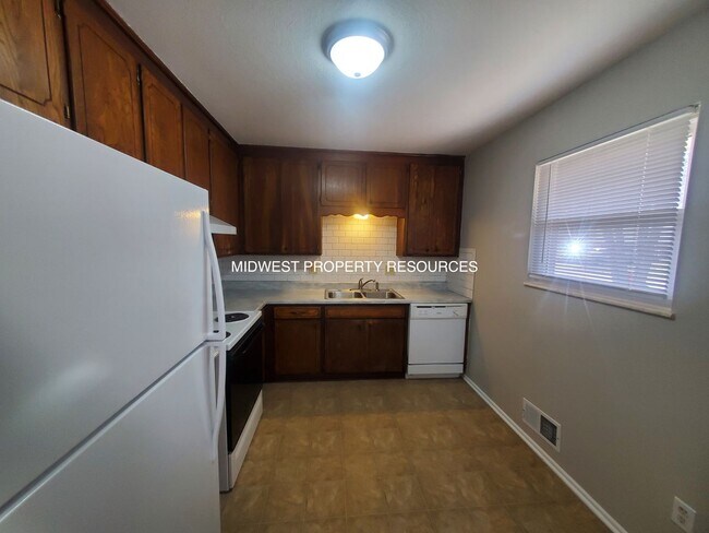 Building Photo - 2 Bedroom Duplex for Lease in Oak Grove | Offered by Midwest Property Resources