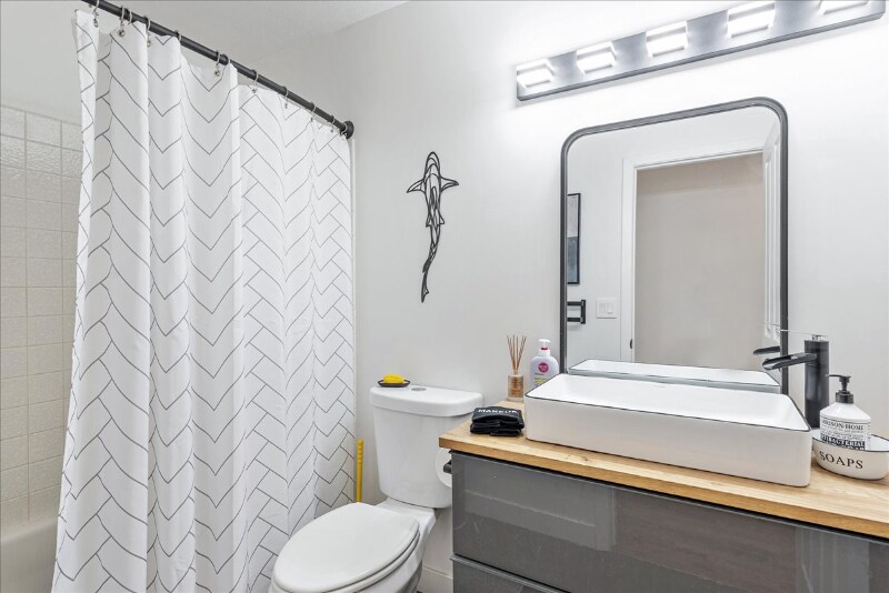 Building Photo - 832 N Morton Dr