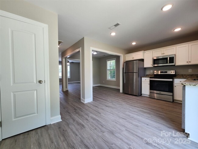 Building Photo - 2210 Brookview Ave