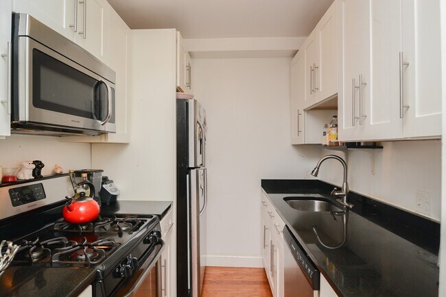 Building Photo - 546 E 8th St