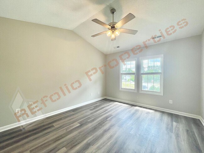 Building Photo - 537 Mountain Lake Dr