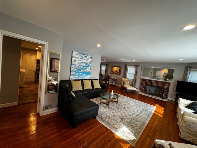 Building Photo - Spacious Furnished 4BR Home with Prime Location Near Marymount and Metro