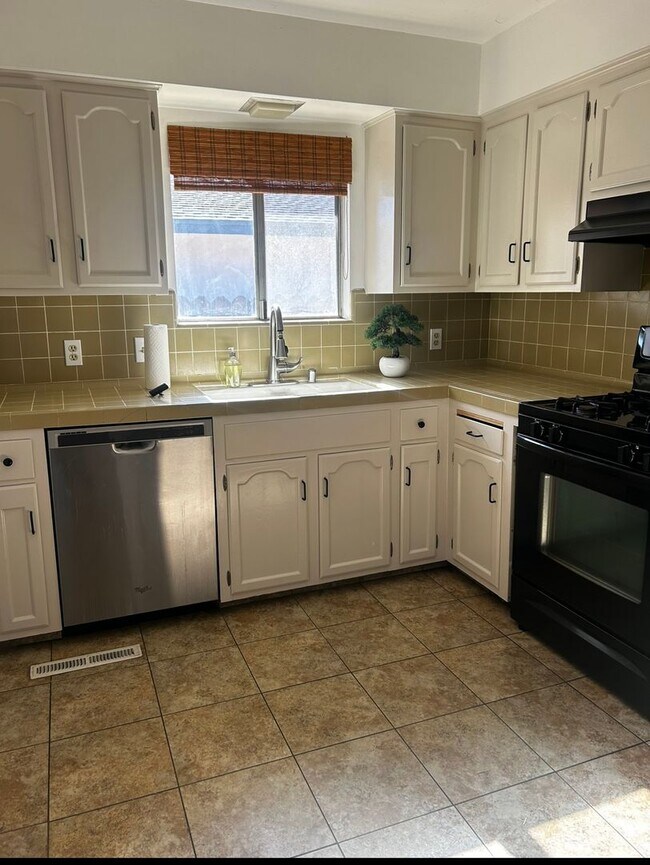 Building Photo - Spacious 3 Bedroom Fresno Home