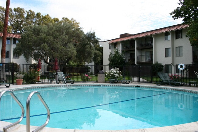 Building Photo - Top Floor Unit - Balcony - Elevator Access - Community Pool & Tennis Court