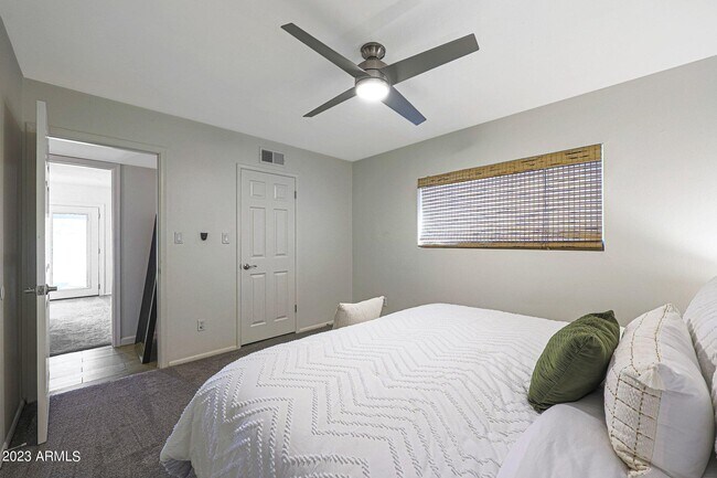 Building Photo - 421 Lila Cir