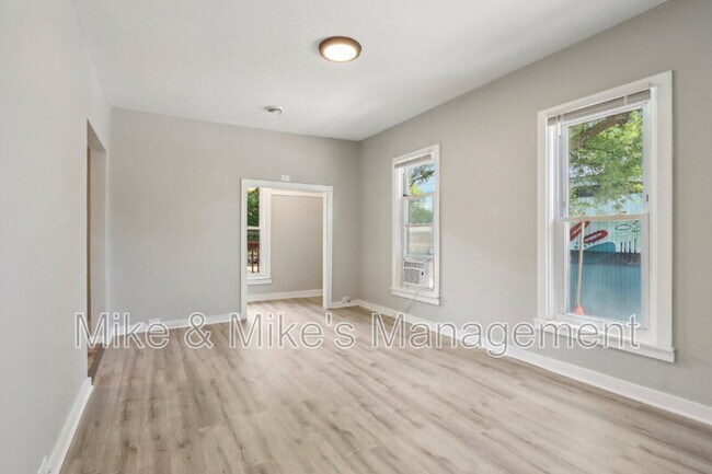 Building Photo - 506 E Linus St