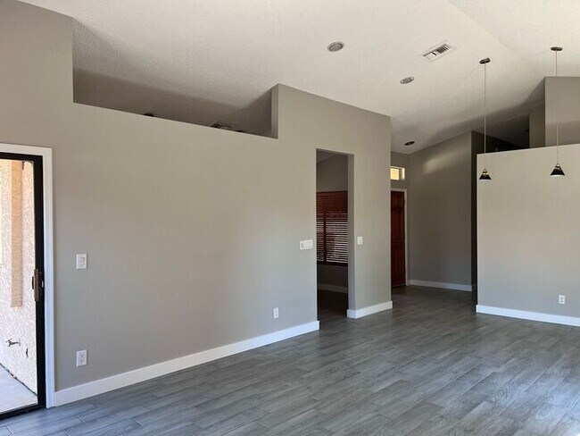 Building Photo - MOVE IN SPECIALS!! Lovely 3BD-2BA Gilbert ...