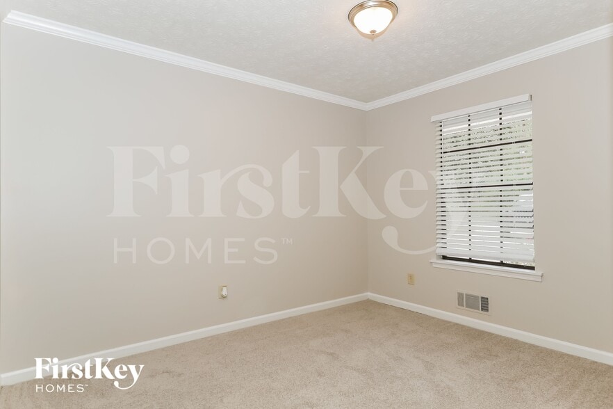 Building Photo - 1745 Tree Line Rd