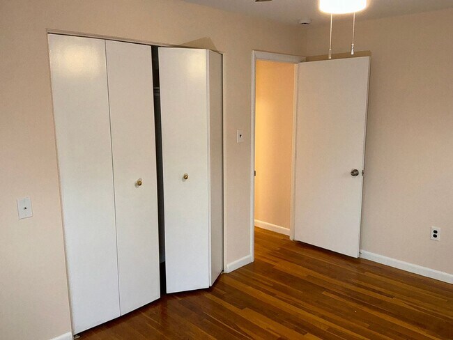 Building Photo - Very well maintained 4BR 2.5BA 5 level spl...