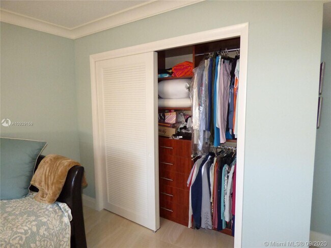 Building Photo - 1523 E Hillsboro Blvd