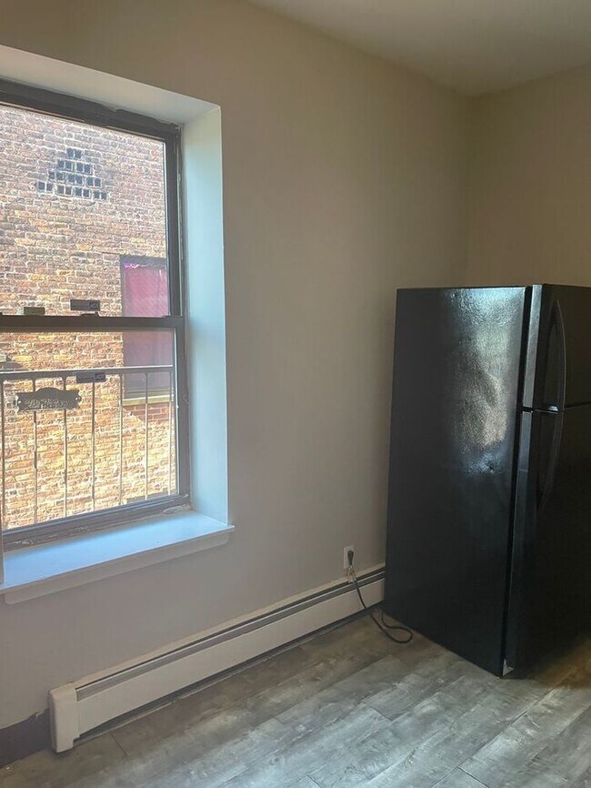 Building Photo - Perfect location, private . Clean , modernized and bright