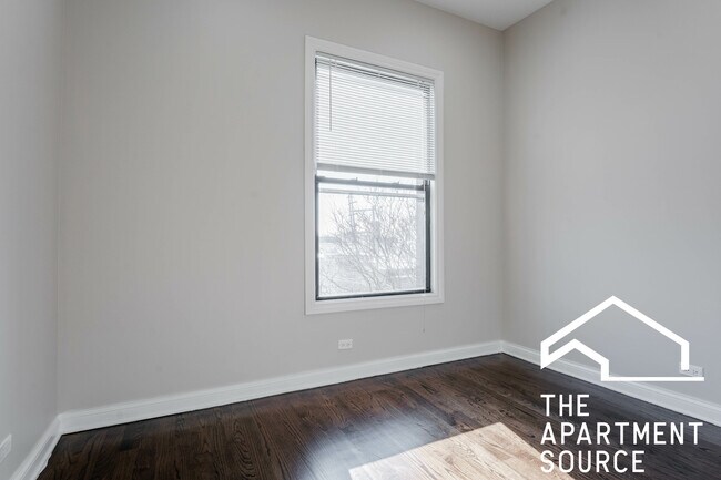 Building Photo - 1758 W Montrose Ave