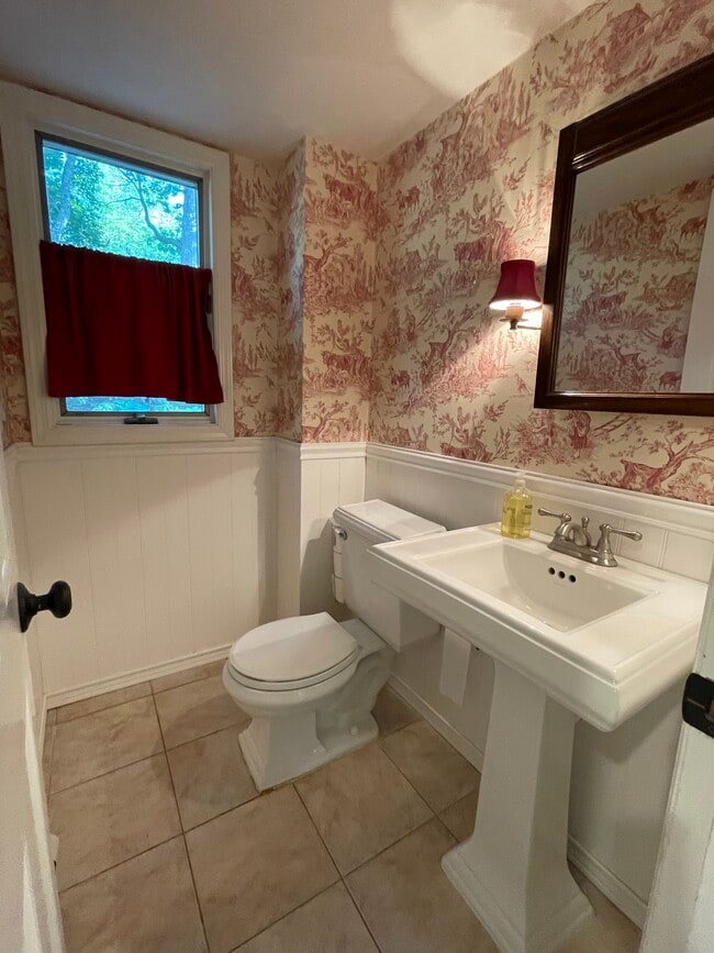 Building Photo - 33 Pilgrim Dr