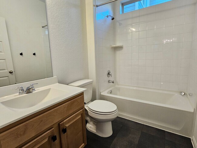 Building Photo - Beautiful 3 Bed / 3 Bath Home in North Lea...