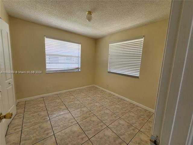 Building Photo - 9962 Twin Lakes Dr