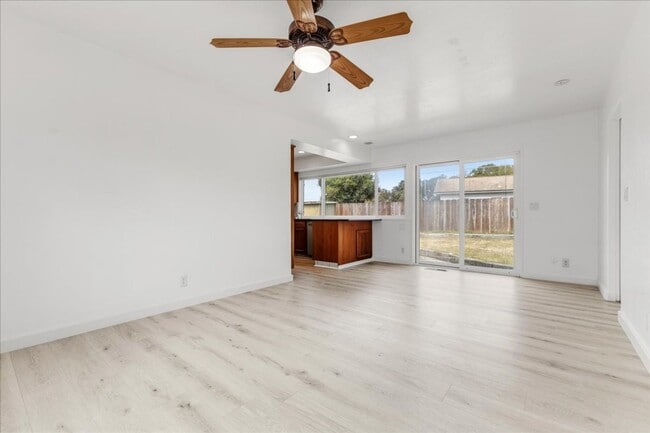 Building Photo - Four Bedroom in Oak Hill Oaks