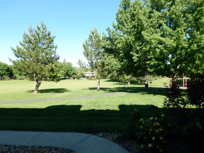 Building Photo - Charming 2 bed/ 2 bath condominium located in Gunbarrel's Hunter Creek. Next to beautiful park!