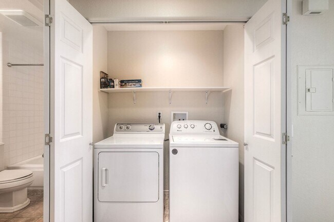Building Photo - 2Bed/2Bath End Unit in Gated Community~ Ra...