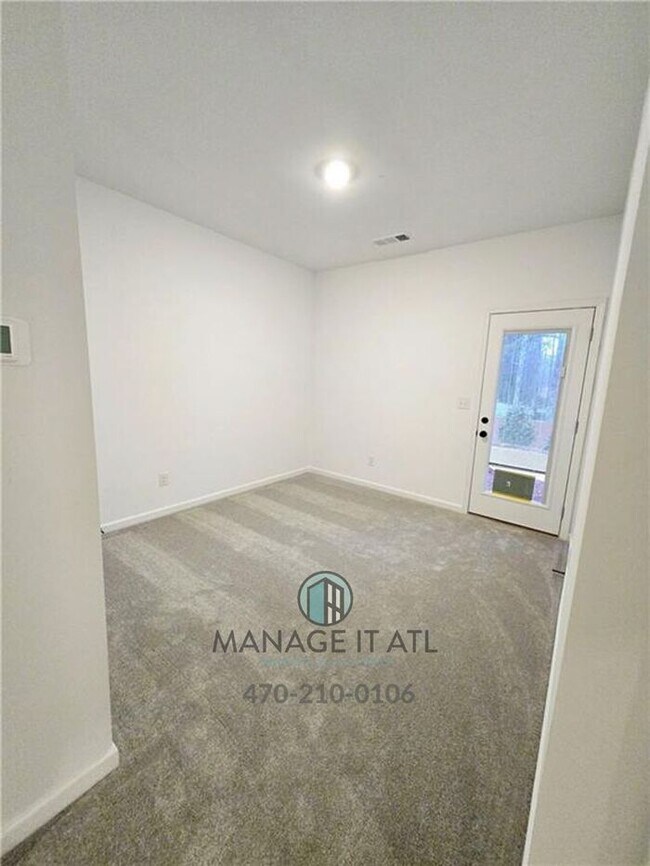 Building Photo - Beautiful End-Unit three-story townhome in Tucker