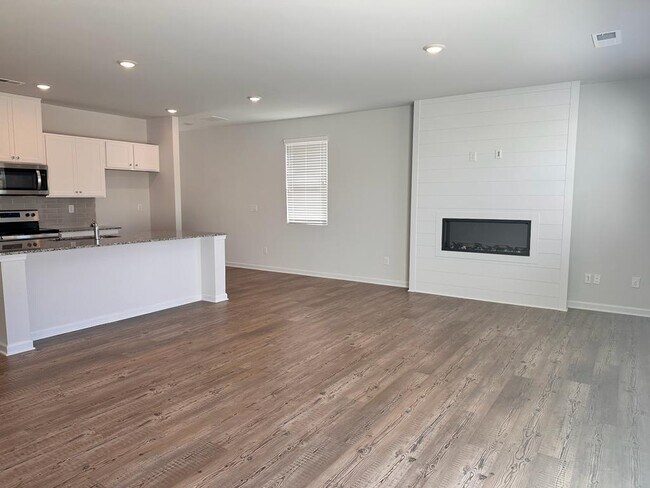 Building Photo - 121 Founders Dr