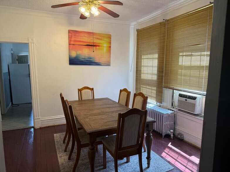 Dinning room - 7351 S Green St