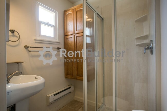 Building Photo - 402 Richmond Dr SE