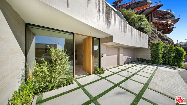 Building Photo - 8765 Hollywood Blvd