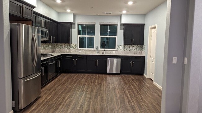 Building Photo - Lovley Blue 3 Bedroom Condo!