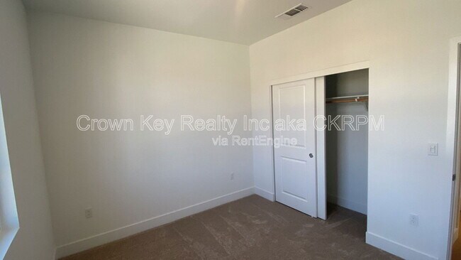 Building Photo - 120 Adriana Dr