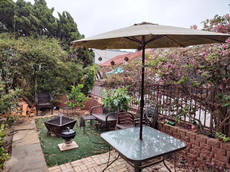 Private gated fence garden area - 828 Island Ct