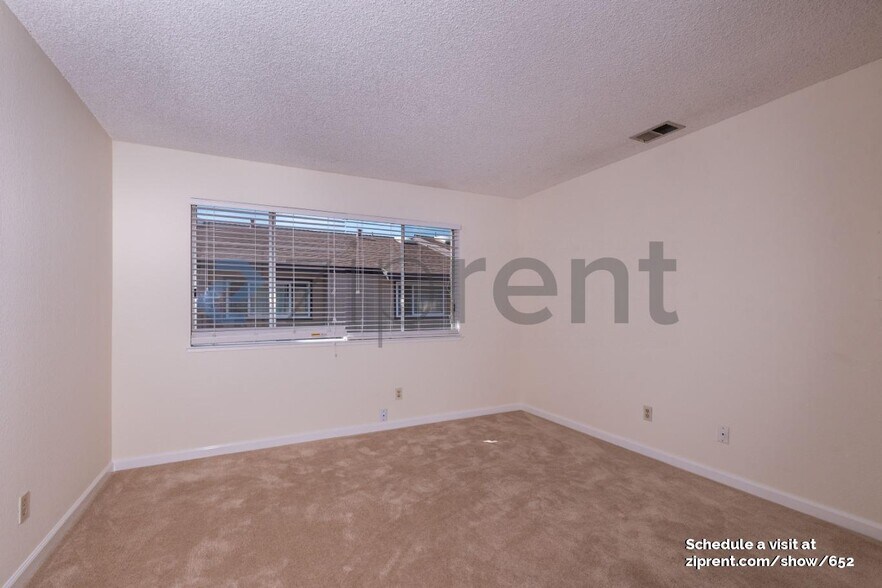 Building Photo - 151 Silcreek Dr
