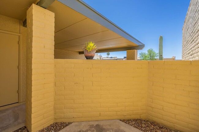 Building Photo - East-2 bedroom/ 2 bathroom townhome