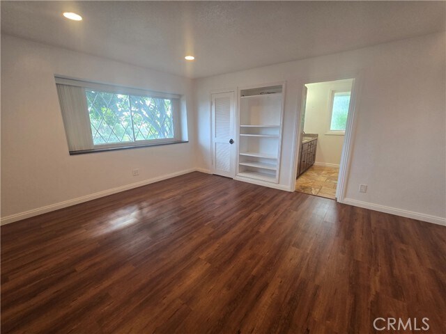 Building Photo - 9388 Valley View St