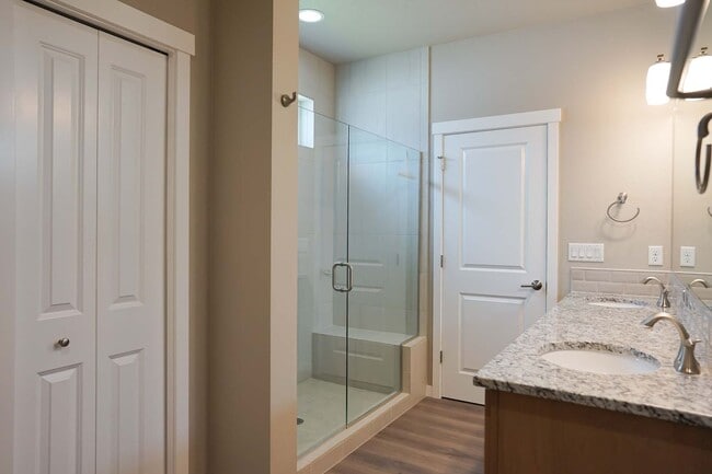 Building Photo - Elegant and Pristine Post Falls Home