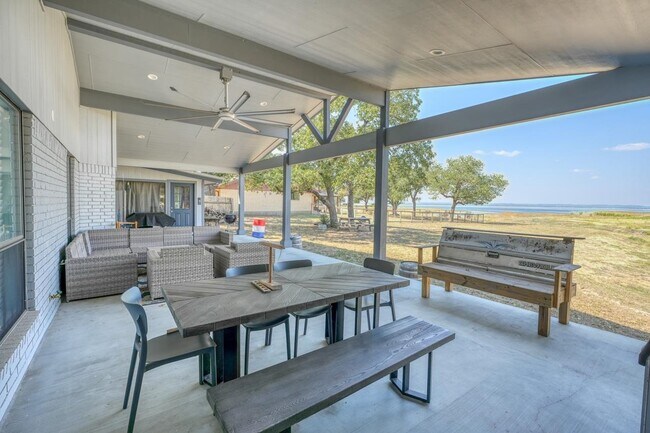 Building Photo - 724 S Chaparral