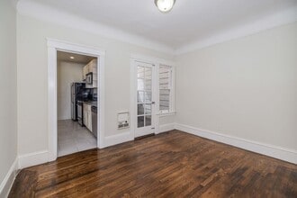 Building Photo - Parking! 2BR. Private Patio!  DISHWASHER! On-Site LAUNDRY! HARDWOOD!