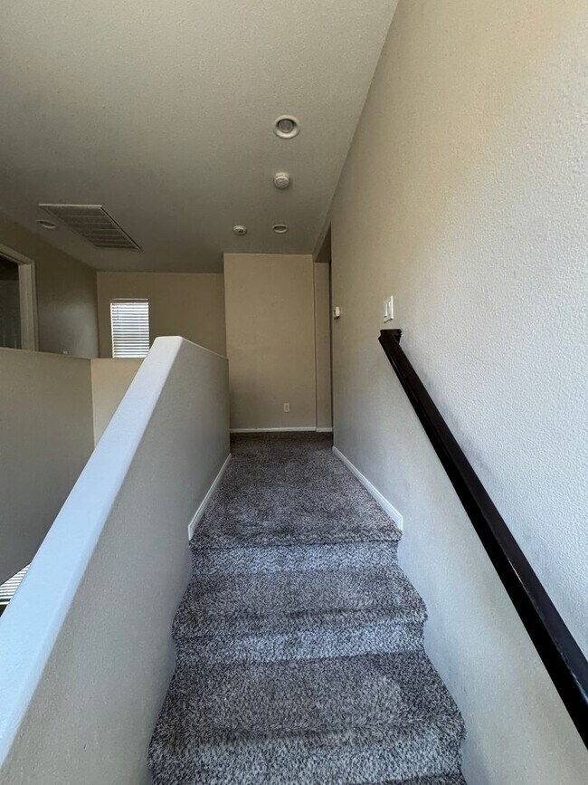 Building Photo - Spacious 3-Bed Lakeview Home with Loft & Community Amenities