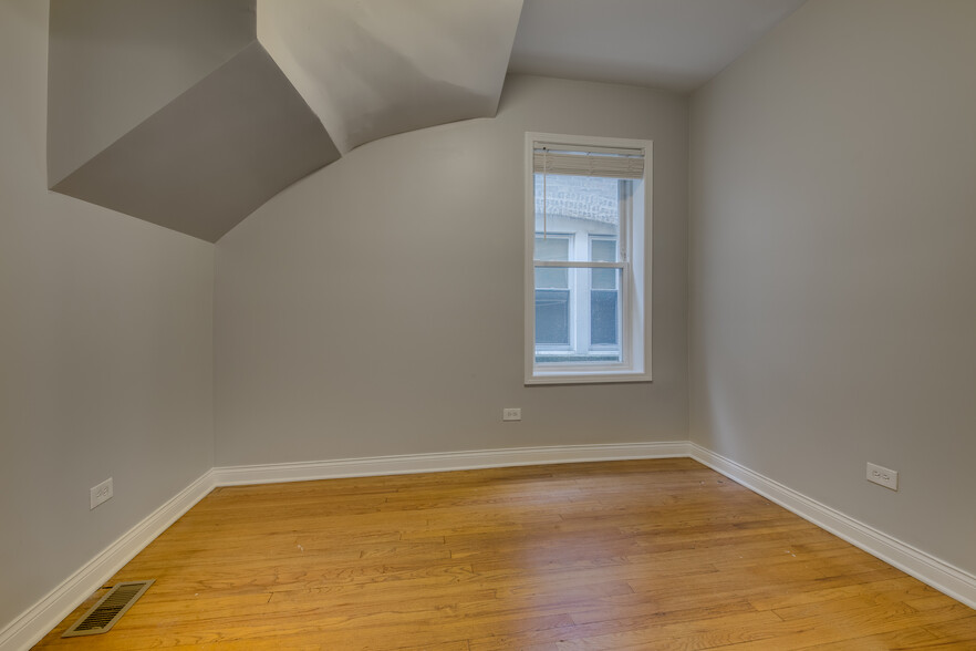Building Photo - 5039 W Cullom Ave